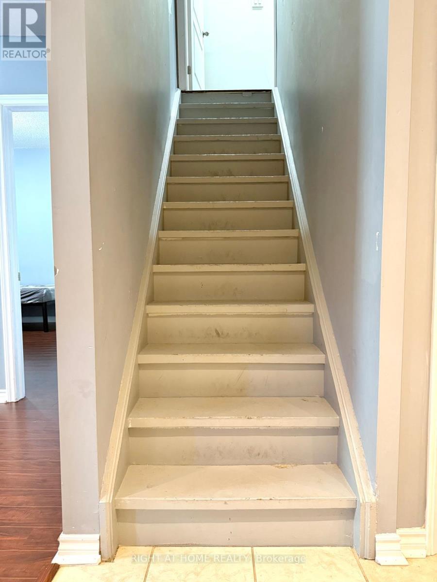 11 Alamosa Court, Brampton, Ontario  L6Y 2Z3 - Photo 4 - W12556420