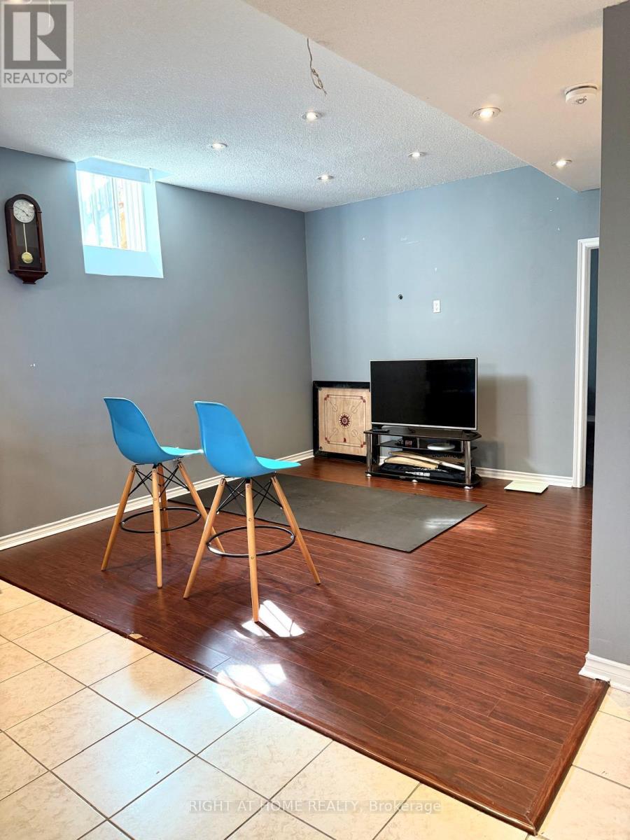 11 Alamosa Court, Brampton, Ontario  L6Y 2Z3 - Photo 5 - W12556420