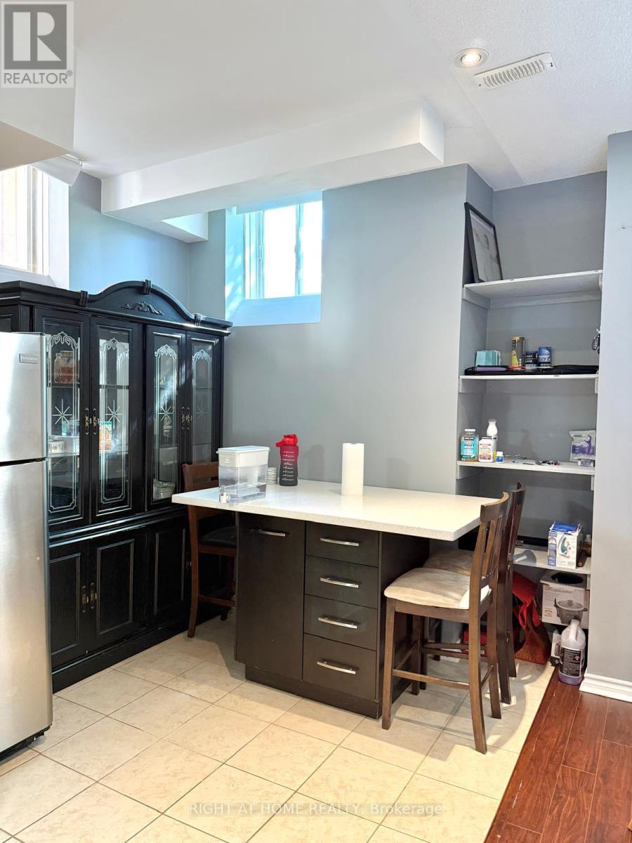 11 Alamosa Court, Brampton, Ontario  L6Y 2Z3 - Photo 7 - W12556420