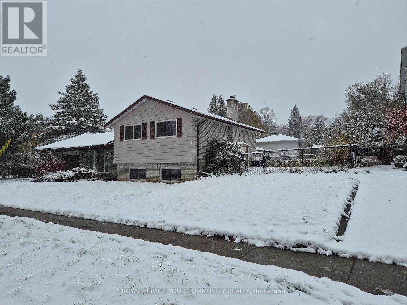 557 Glen Manor Boulevard, Waterloo, Ontario  N2L 4T7 - Photo 2 - X12556476