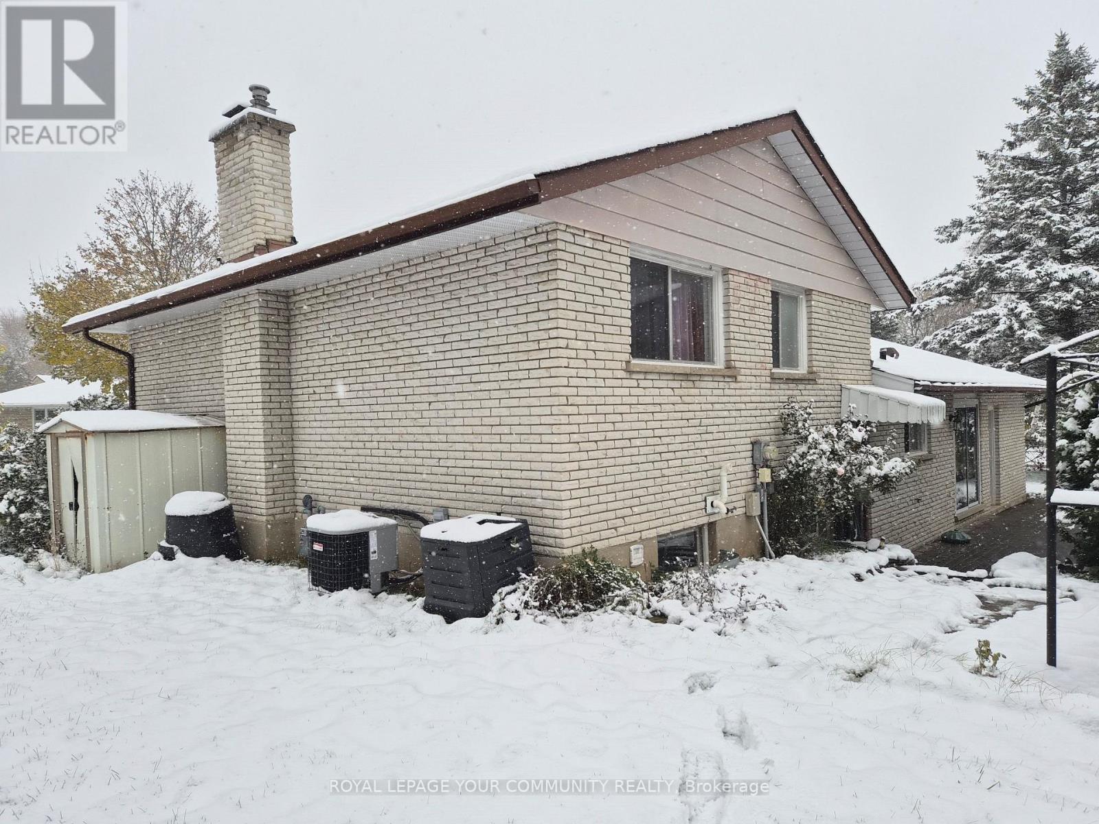 557 Glen Manor Boulevard, Waterloo, Ontario  N2L 4T7 - Photo 3 - X12556476