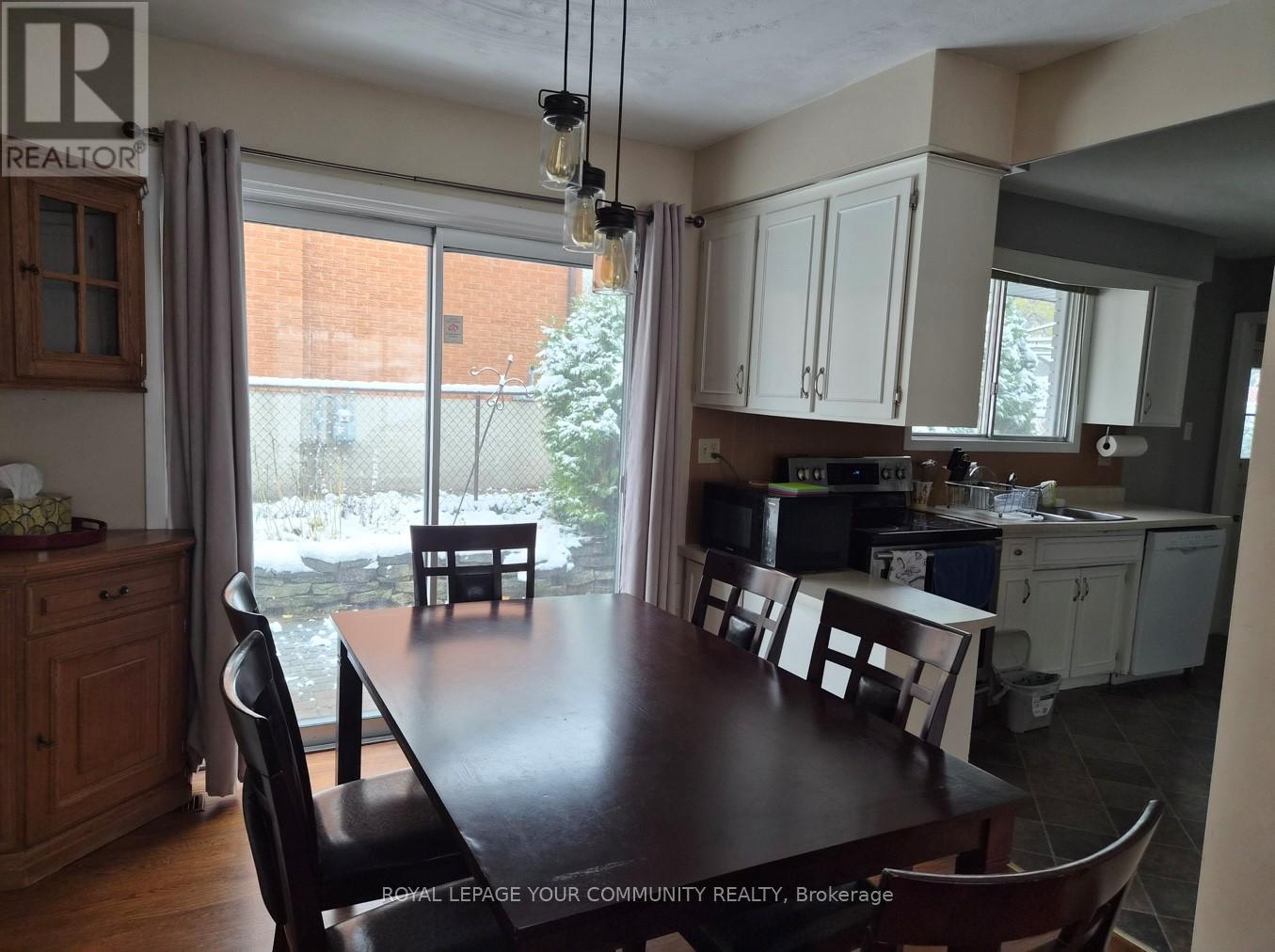 557 Glen Manor Boulevard, Waterloo, Ontario  N2L 4T7 - Photo 5 - X12556476