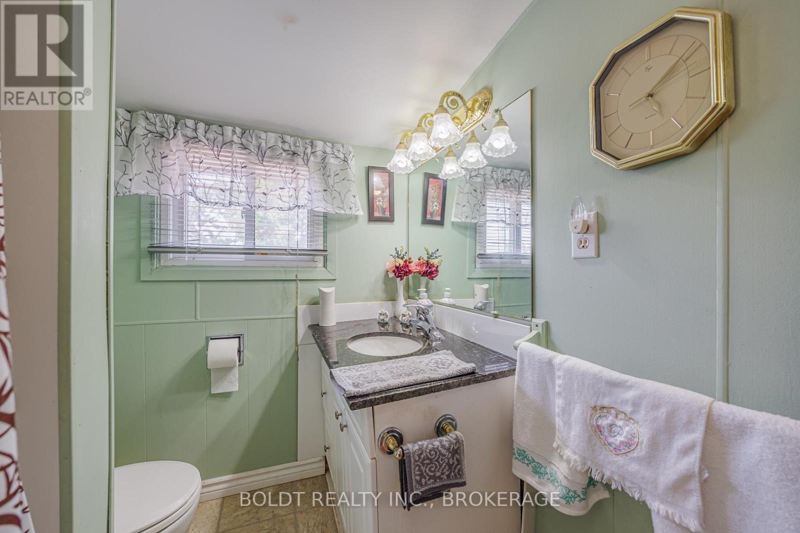 66 Chapel Street N, Thorold, Ontario  L2V 2E6 - Photo 13 - X12556582