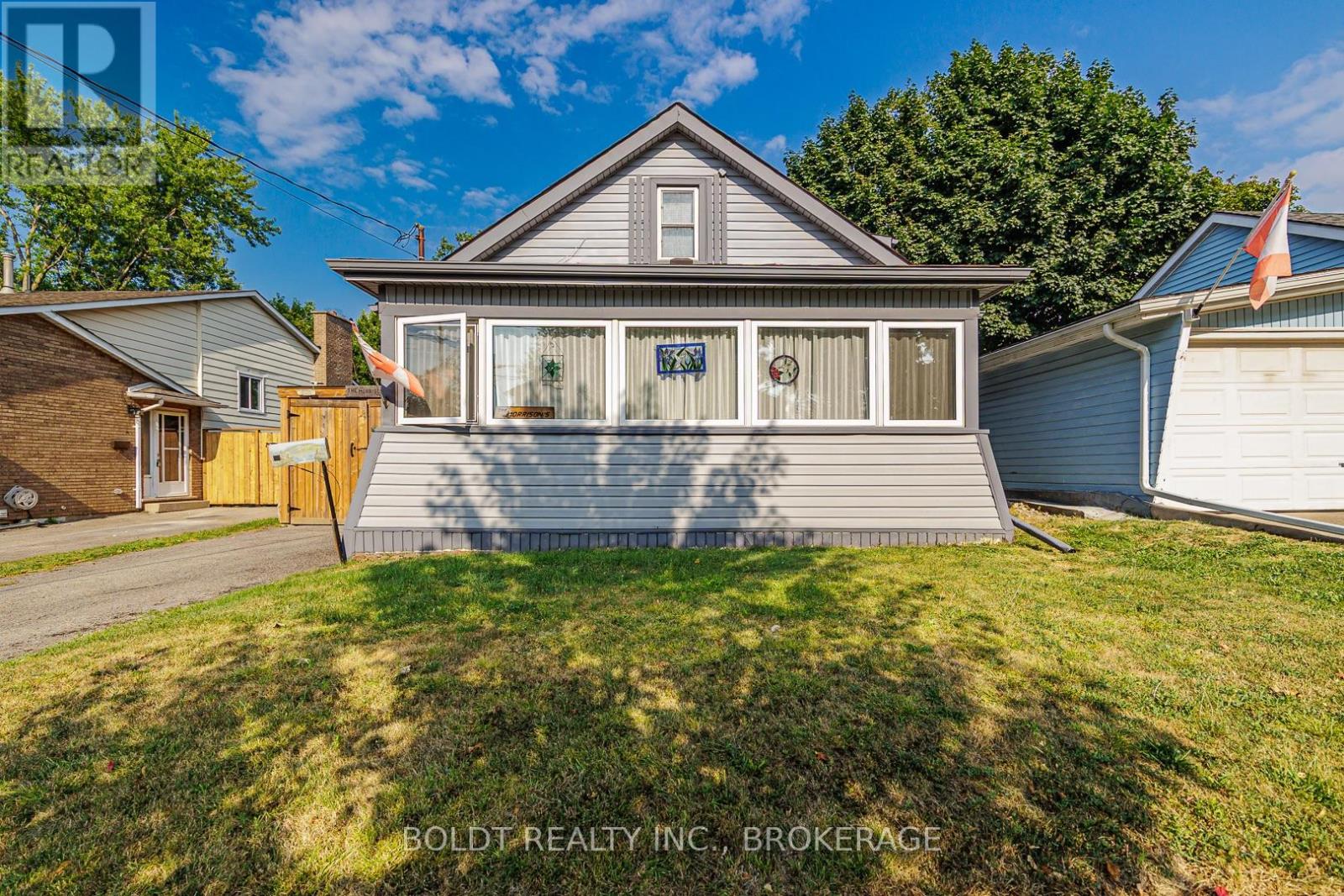 66 Chapel Street N, Thorold, Ontario  L2V 2E6 - Photo 2 - X12556582