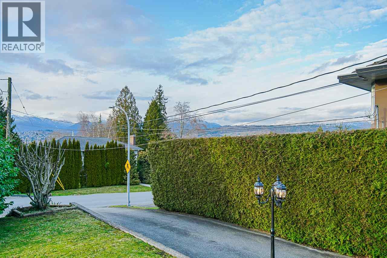 7774 Berkley Street, Burnaby, British Columbia  V5E 2J7 - Photo 3 - R3068430