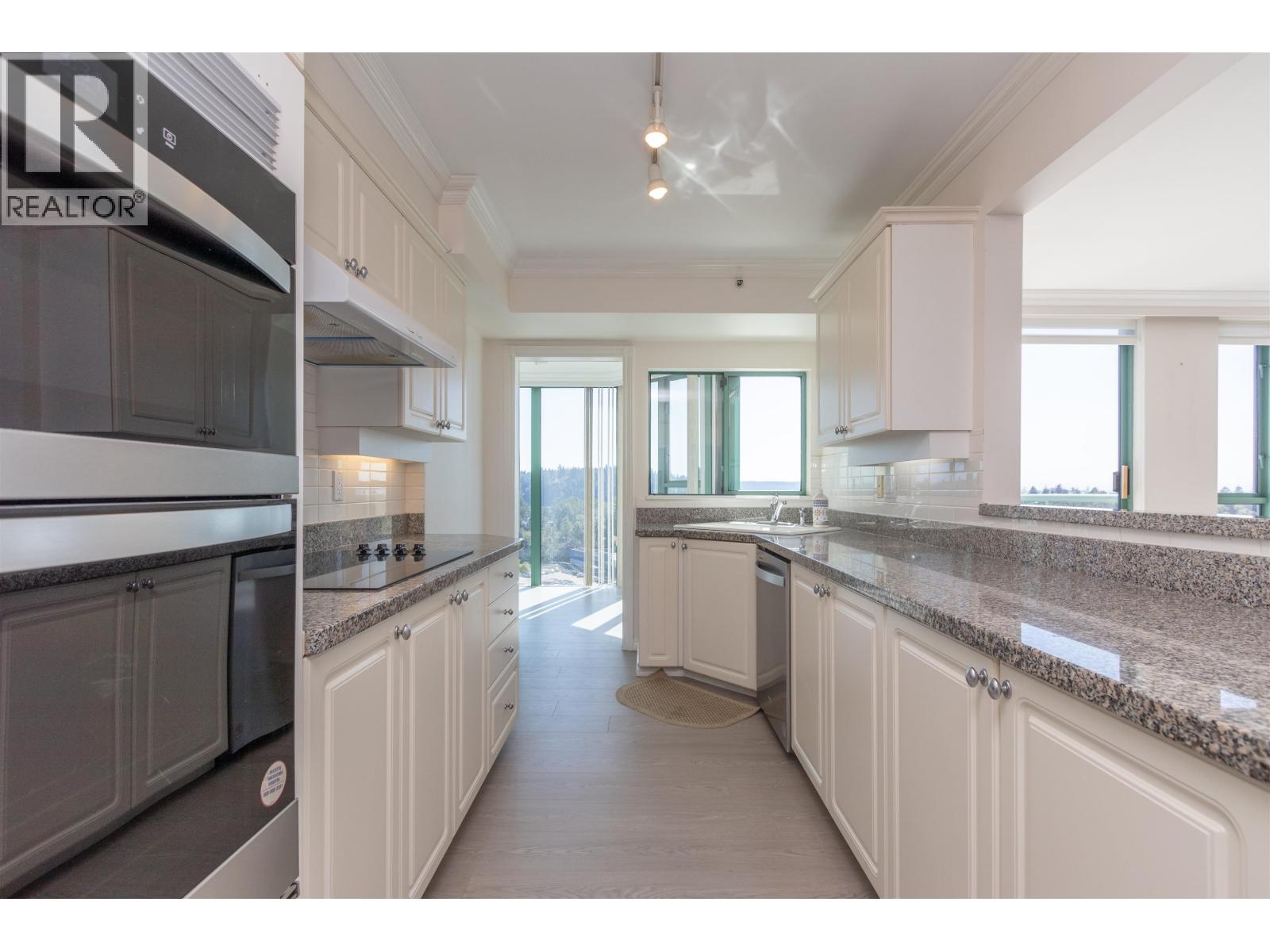 16C 328 TAYLOR WAY, North Vancouver, British Columbia