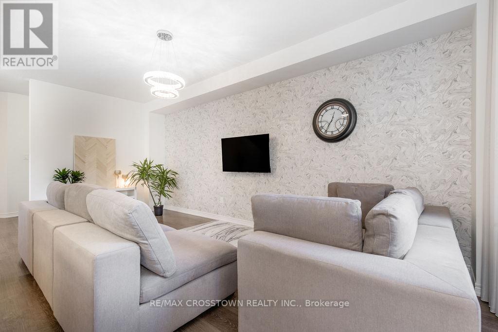 49 Greenwood Drive, Essa, Ontario  L3W 0N5 - Photo 14 - N12475422