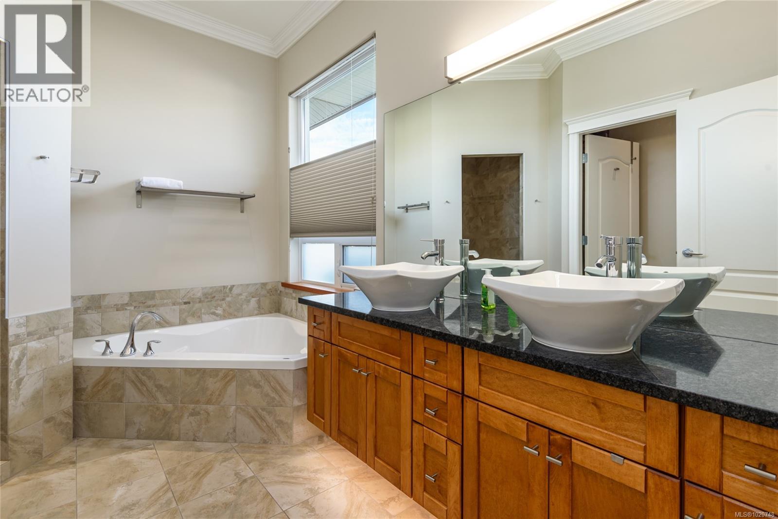 641 3666 Royal Vista Way, Courtenay, British Columbia  V9N 9X8 - Photo 8 - 1020748