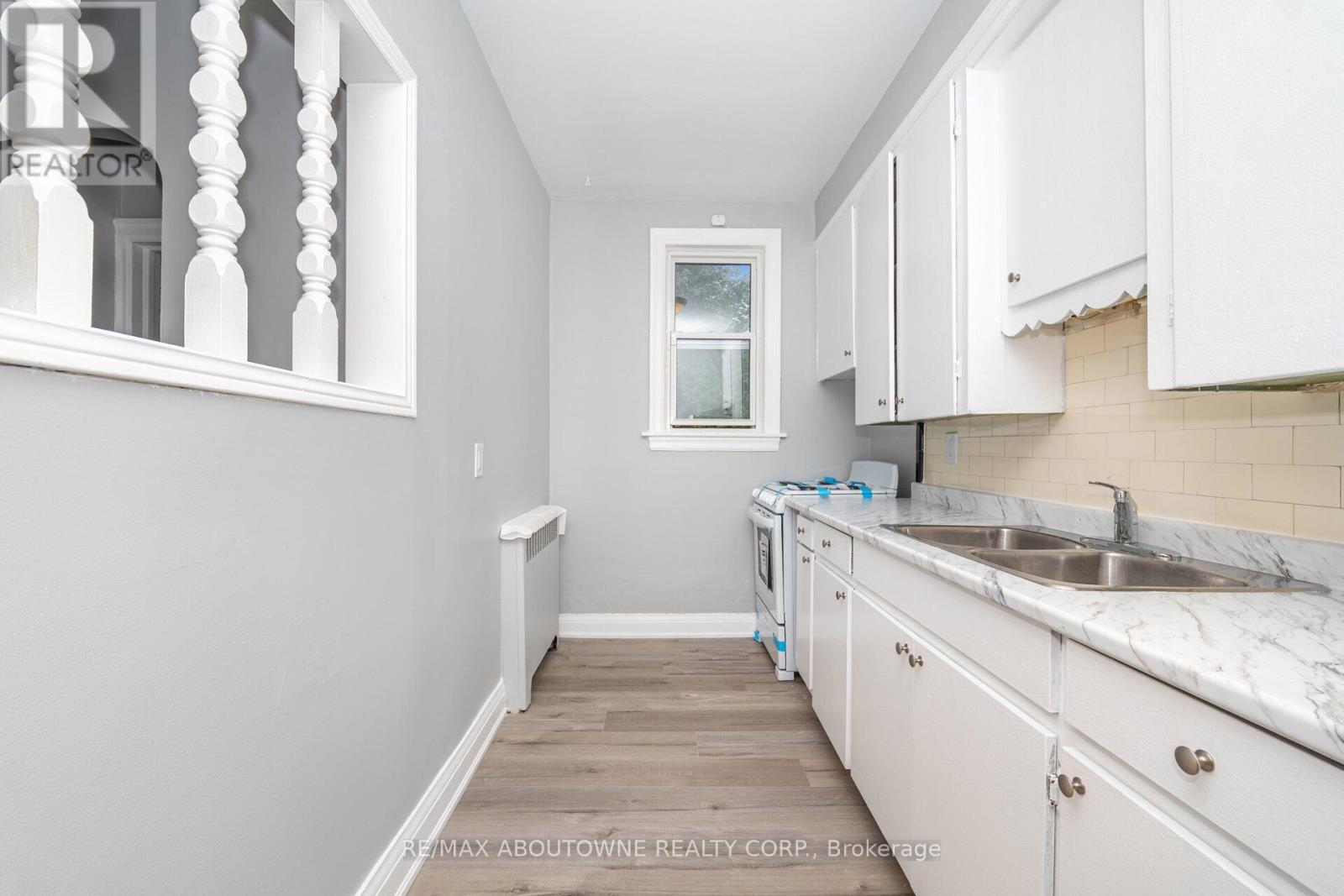 3 - 486 Holtby Avenue, Burlington, Ontario  L7R 2R3 - Photo 9 - W12427673