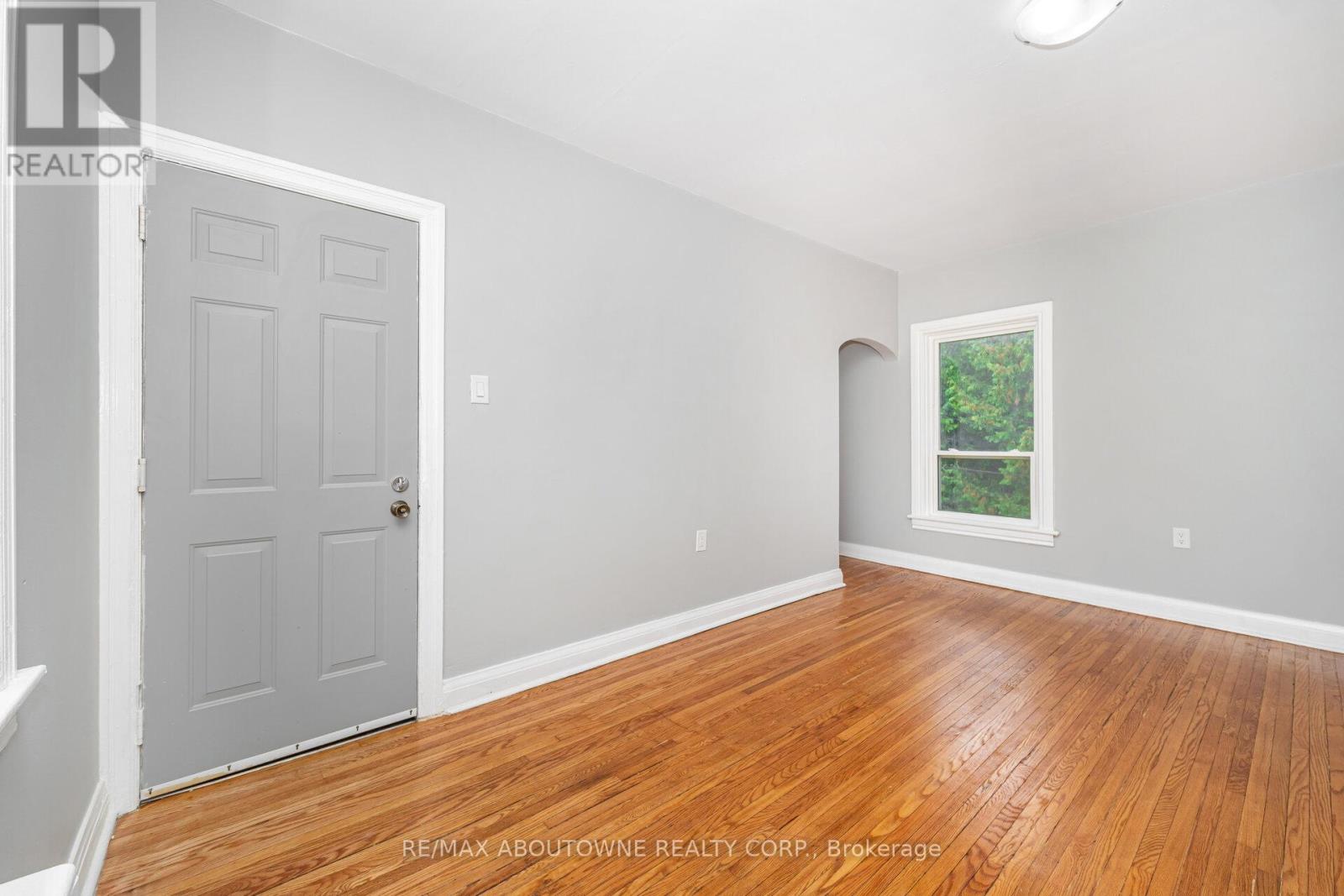 4 - 486 Holtby Avenue, Burlington, Ontario  L7R 2R3 - Photo 3 - W12427760