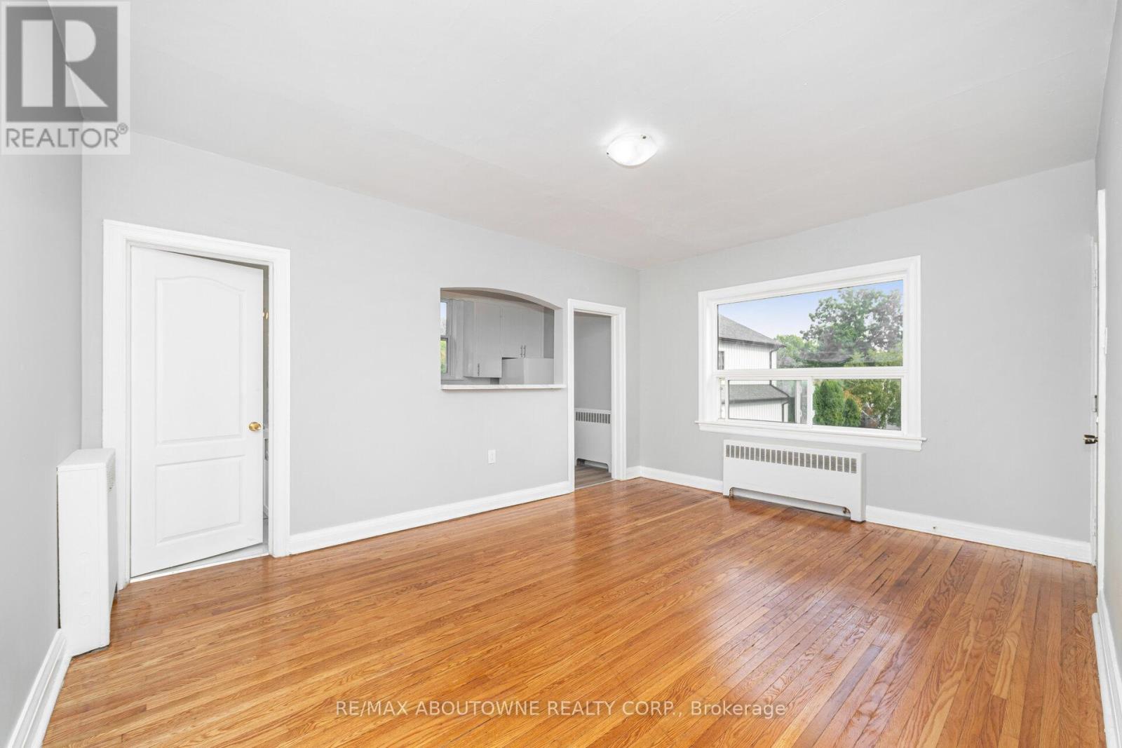 4 - 486 Holtby Avenue, Burlington, Ontario  L7R 2R3 - Photo 11 - W12427760