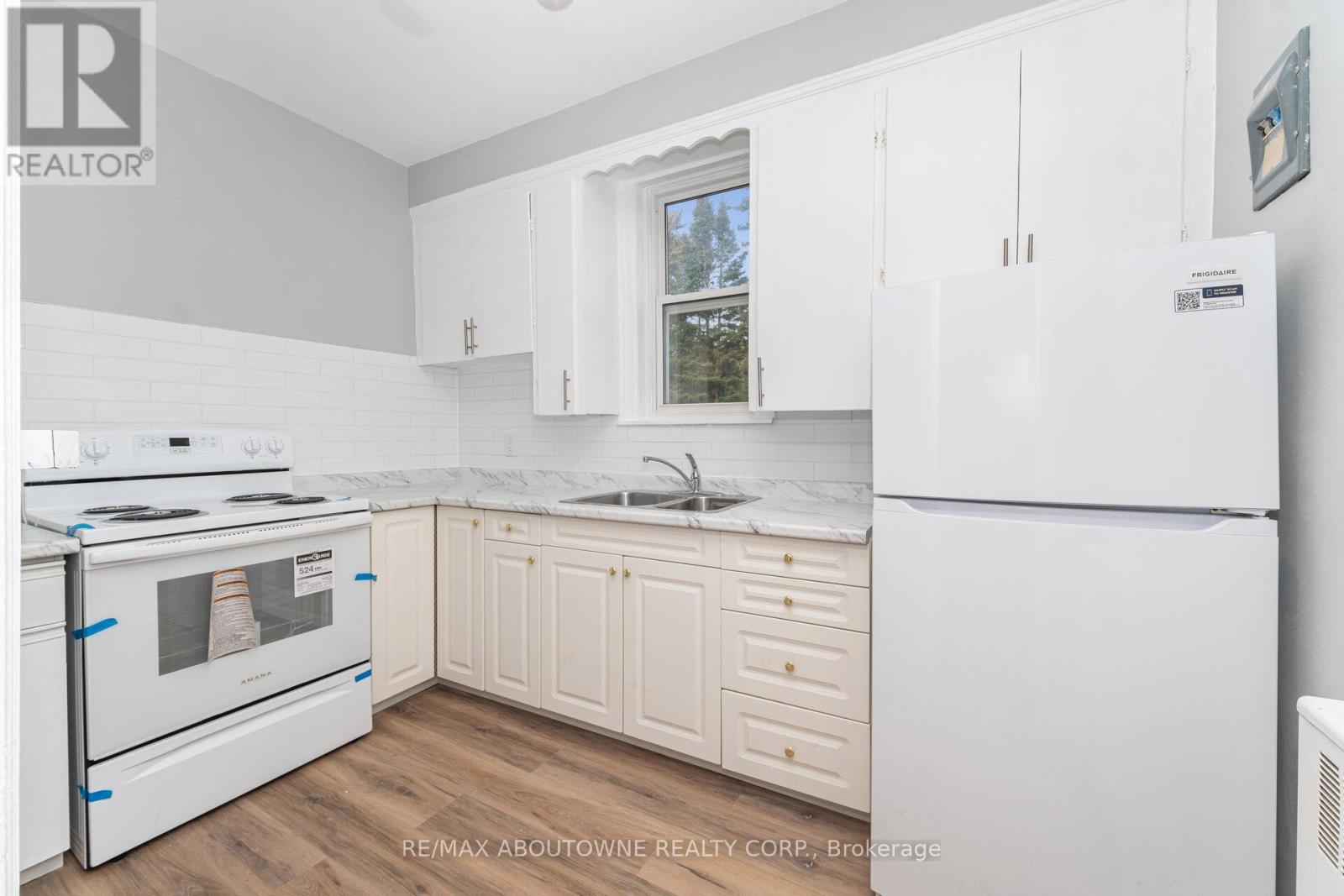 4 - 486 Holtby Avenue, Burlington, Ontario  L7R 2R3 - Photo 6 - W12427760