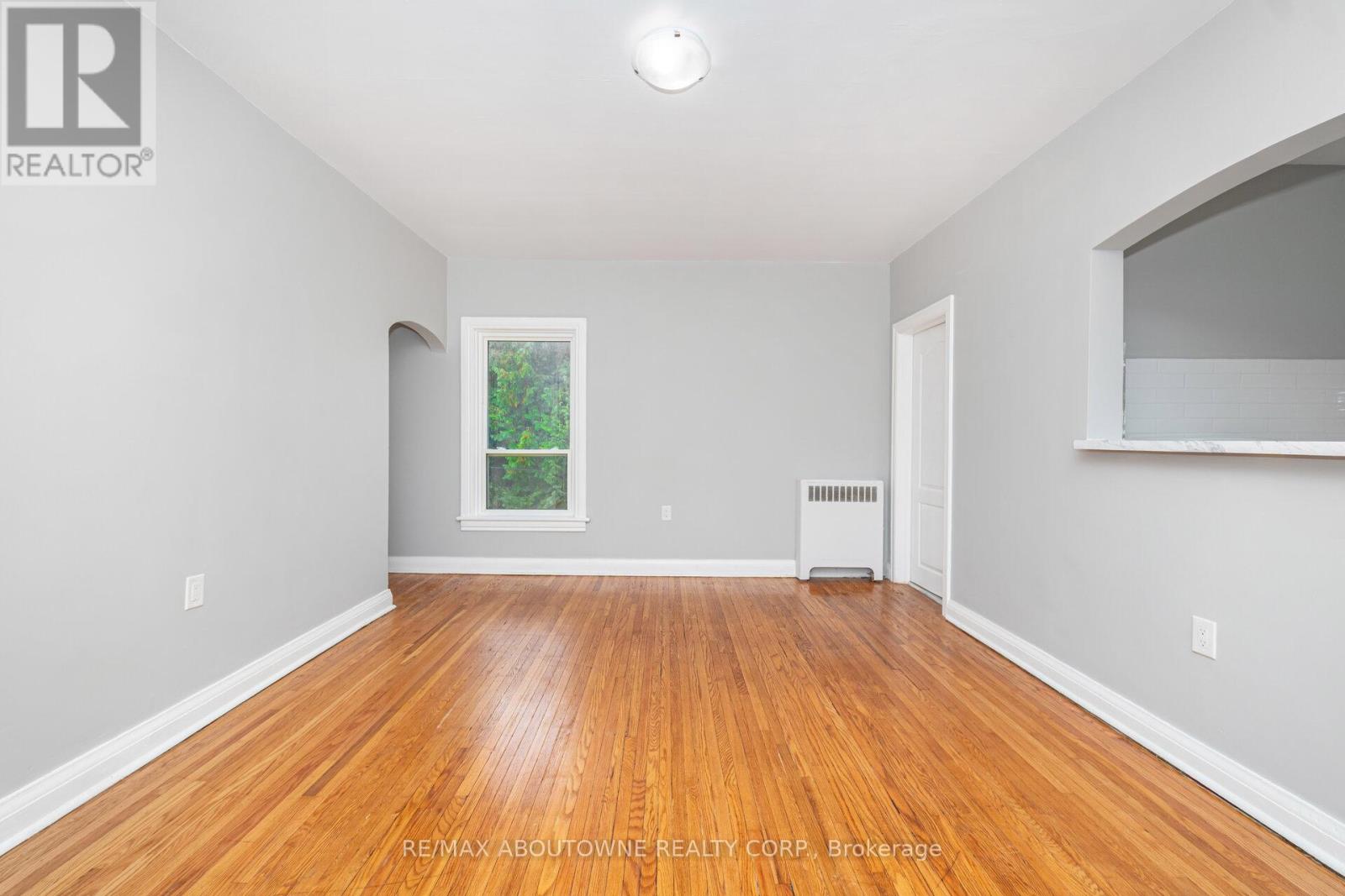 4 - 486 Holtby Avenue, Burlington, Ontario  L7R 2R3 - Photo 4 - W12427760