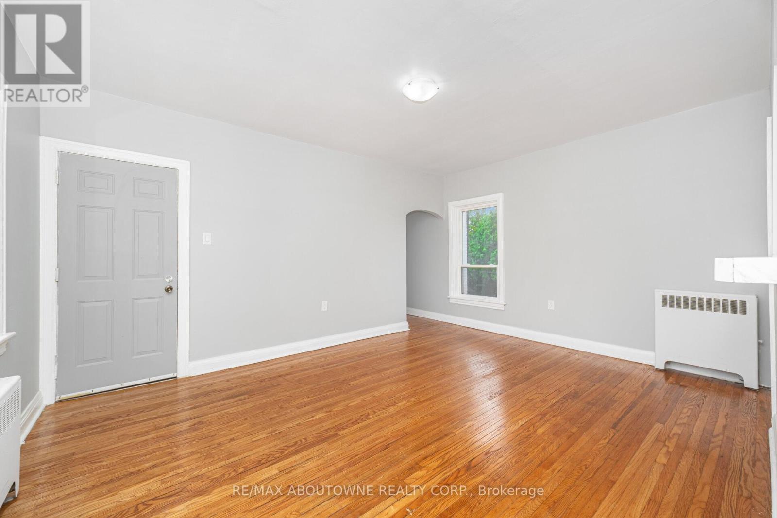 4 - 486 Holtby Avenue, Burlington, Ontario  L7R 2R3 - Photo 8 - W12427760