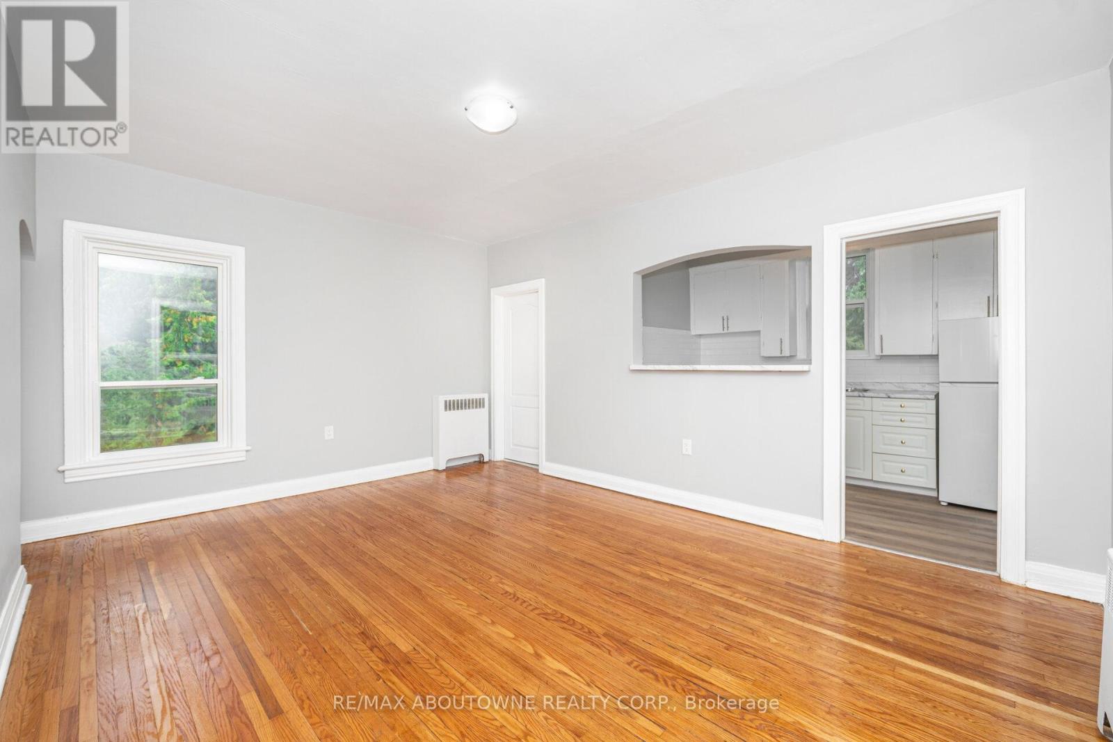 4 - 486 Holtby Avenue, Burlington, Ontario  L7R 2R3 - Photo 9 - W12427760