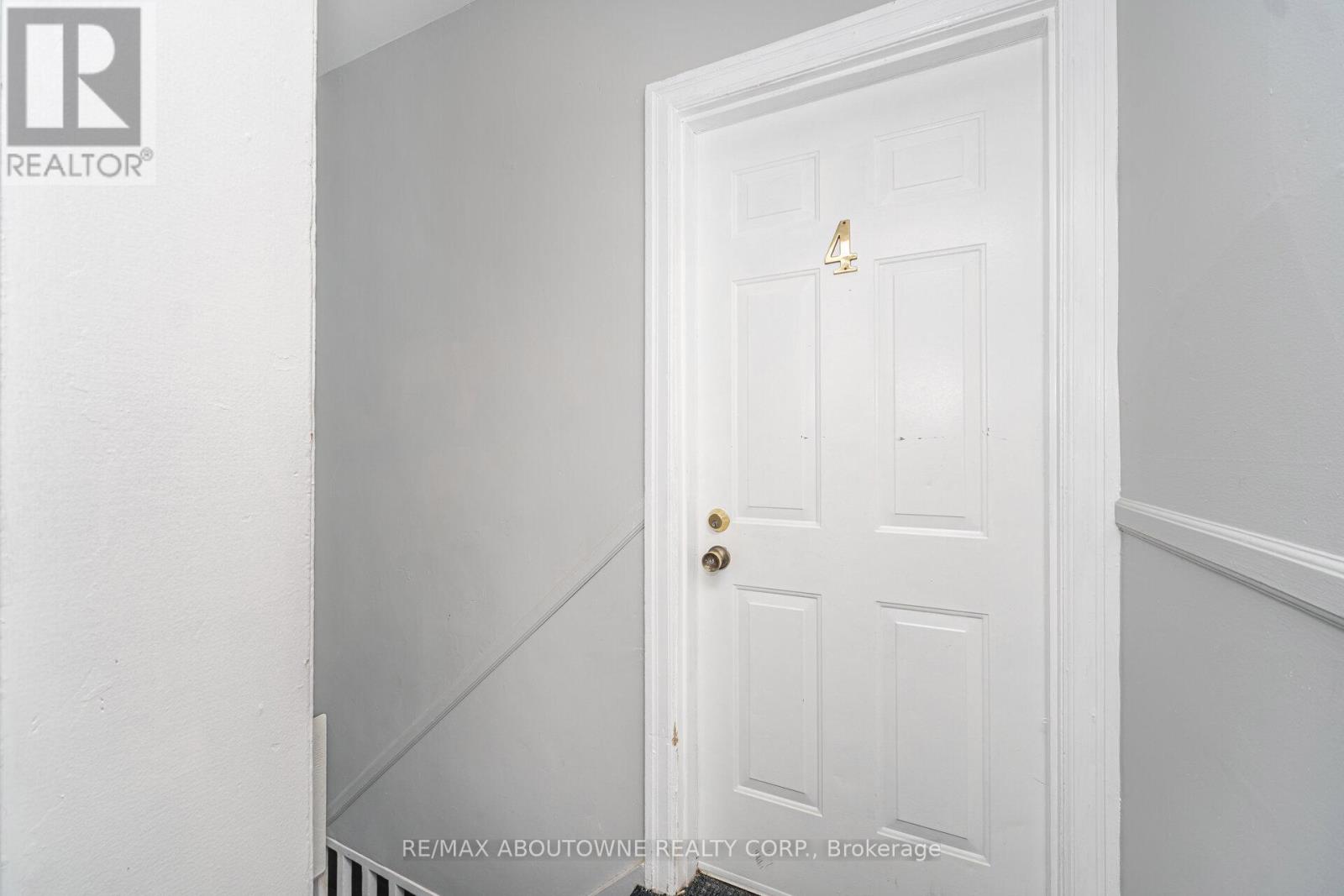 4 - 486 Holtby Avenue, Burlington, Ontario  L7R 2R3 - Photo 2 - W12427760