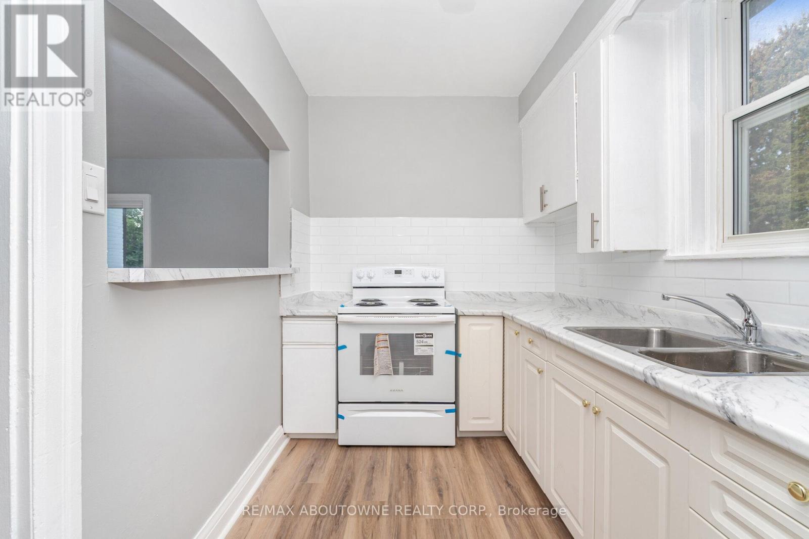 4 - 486 Holtby Avenue, Burlington, Ontario  L7R 2R3 - Photo 5 - W12427760