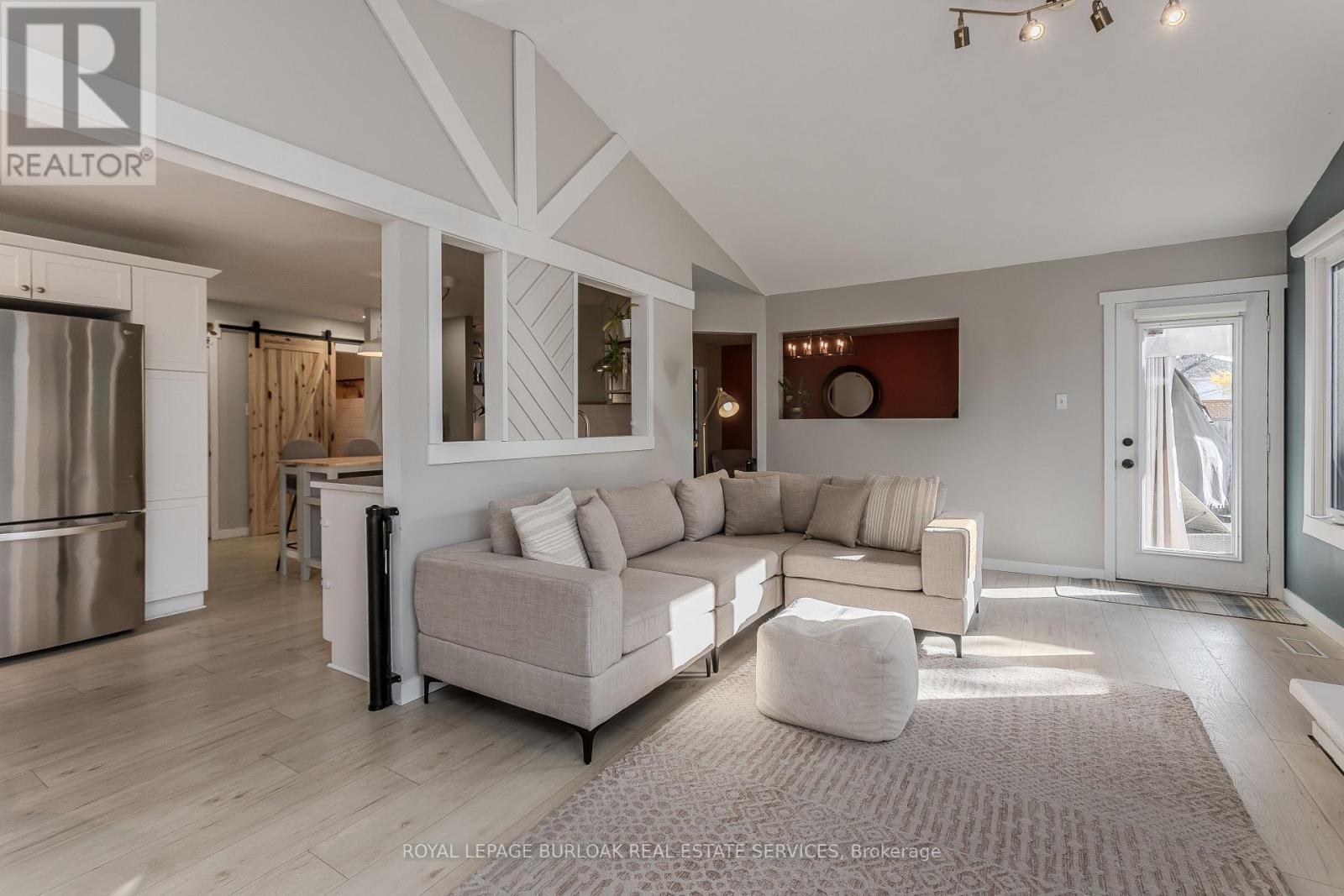 347 Delancey Boulevard, Hamilton, Ontario L9B 2B4 - Photo 4 - X12556260