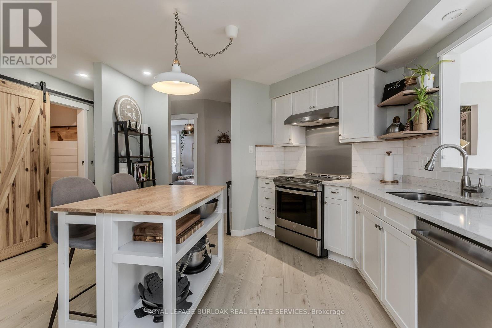 347 Delancey Boulevard, Hamilton, Ontario L9B 2B4 - Photo 5 - X12556260