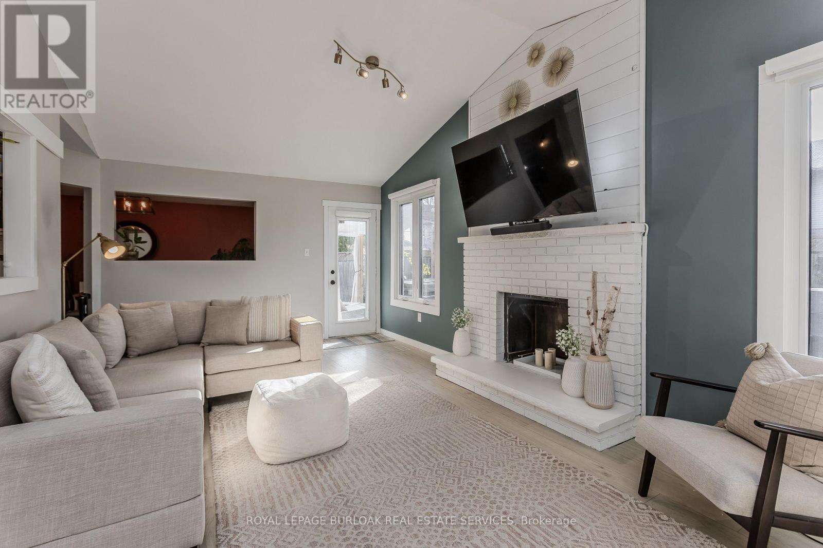 347 Delancey Boulevard, Hamilton, Ontario L9B 2B4 - Photo 3 - X12556260