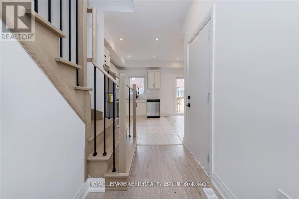 4 Haven Lane, Barrie, Ontario  L9J 0M4 - Photo 14 - S12556550