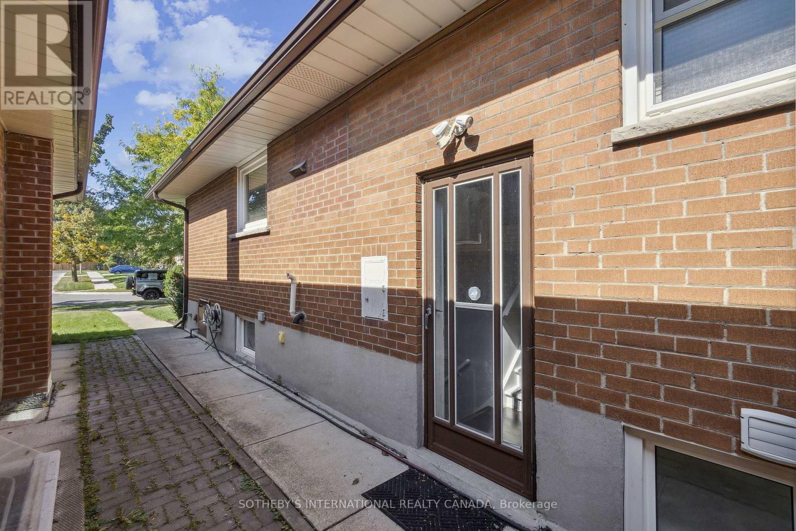 Lower - 14 Laurelwood Crescent, Toronto, Ontario  M9P 1L5 - Photo 2 - W12556520