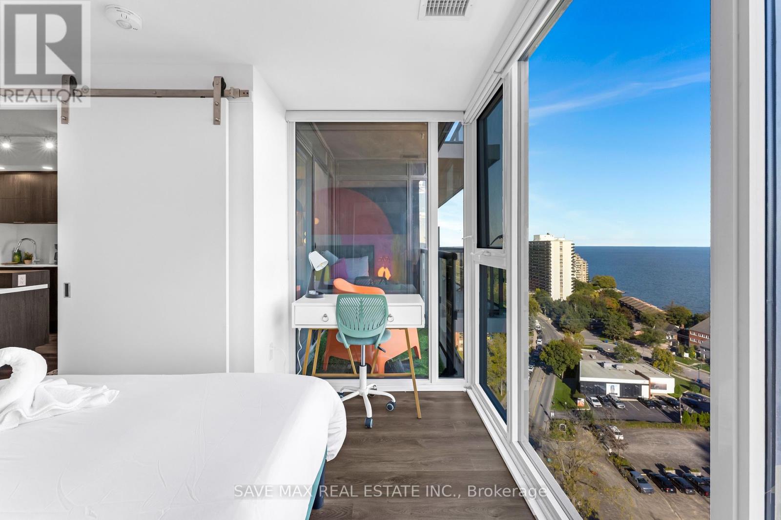 1406 - 370 Martha Street, Burlington, Ontario  L7R 0G9 - Photo 8 - W12556536