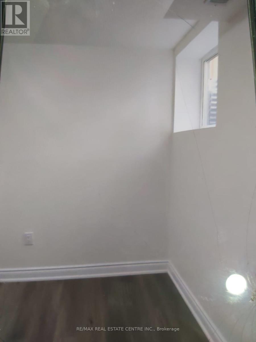 ( Lower ) - 587 Farwell Crescent, Mississauga, Ontario  L5R 2A6 - Photo 4 - W12556564