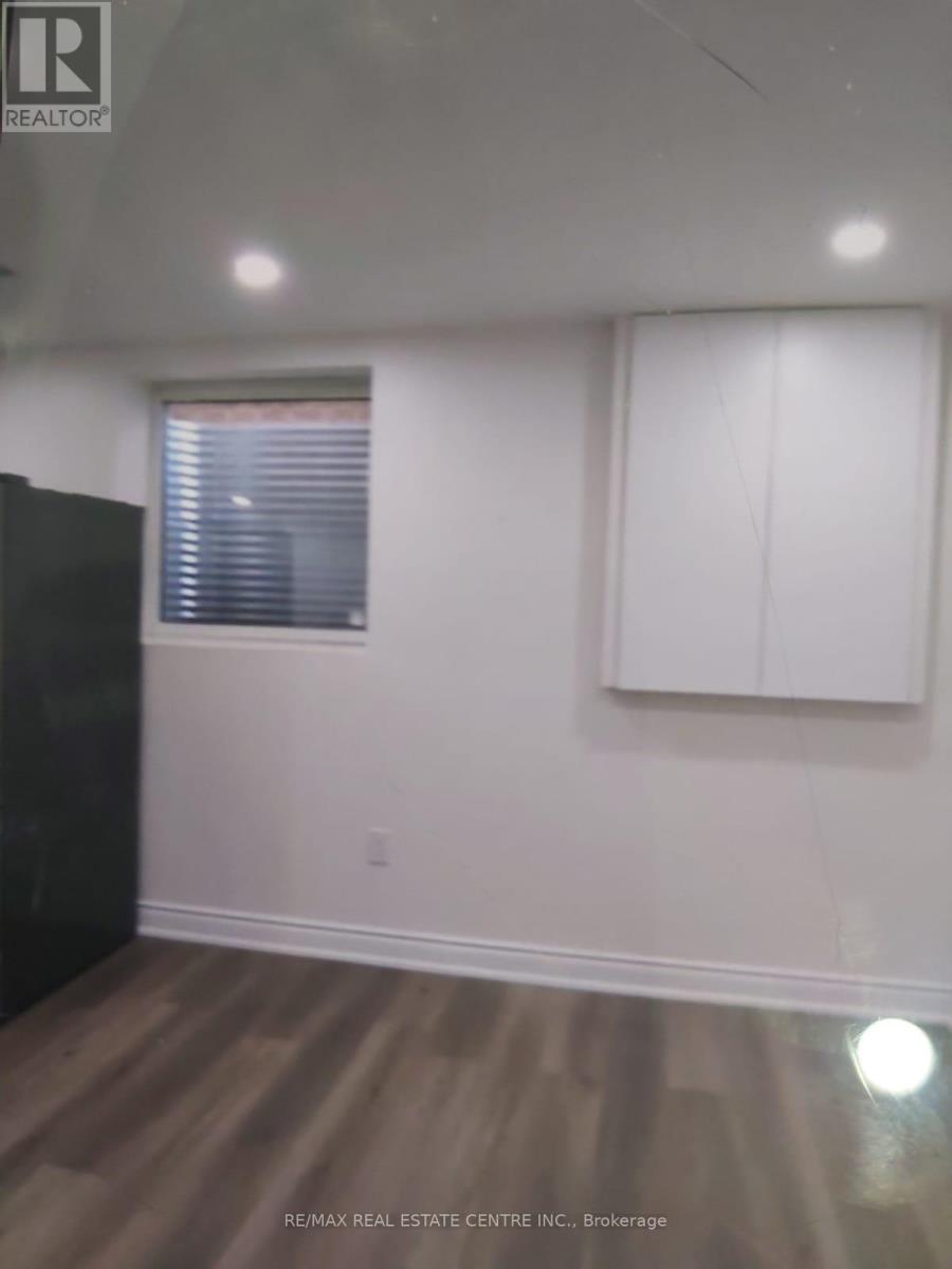 ( Lower ) - 587 Farwell Crescent, Mississauga, Ontario  L5R 2A6 - Photo 5 - W12556564