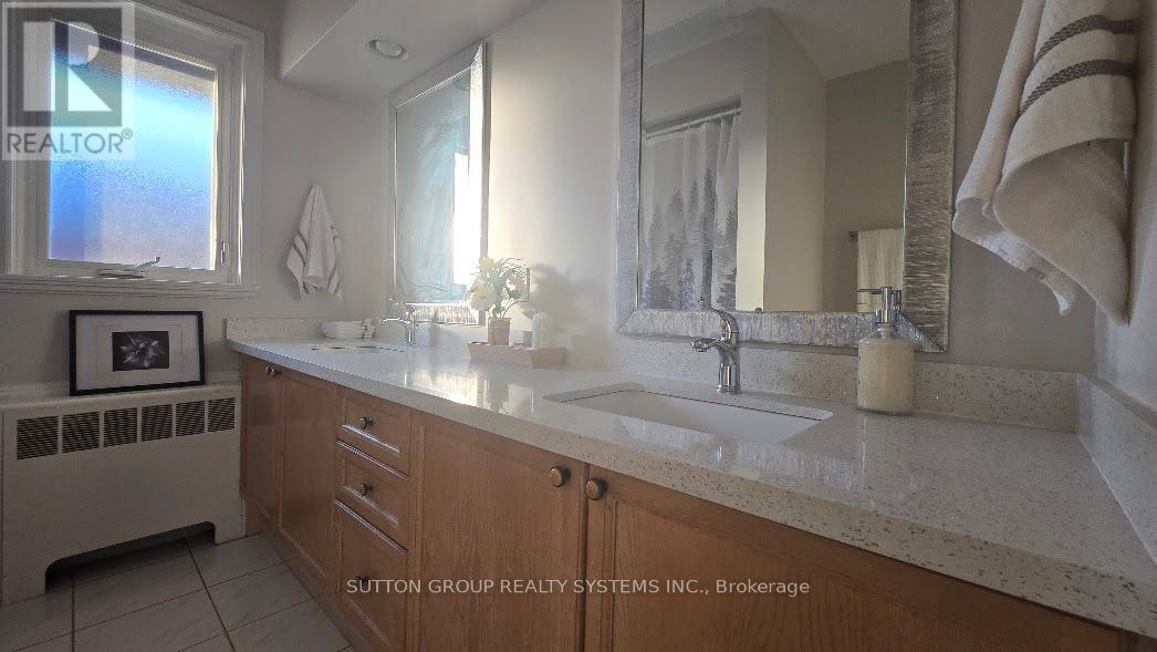 1236 Ogden Avenue, Mississauga, Ontario  L5E 2H4 - Photo 11 - W12556570