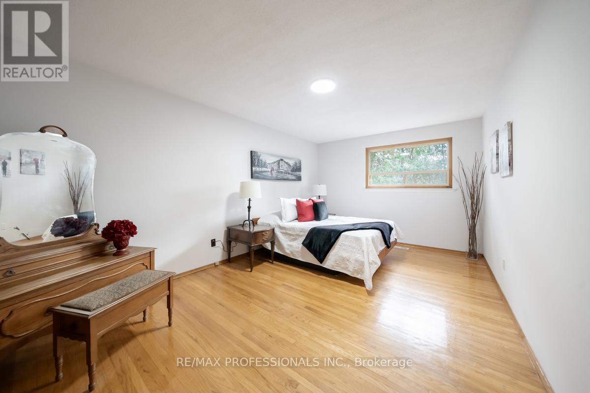 1275 Pallatine Drive, Oakville, Ontario  L6H 1Z1 - Photo 10 - W12556576