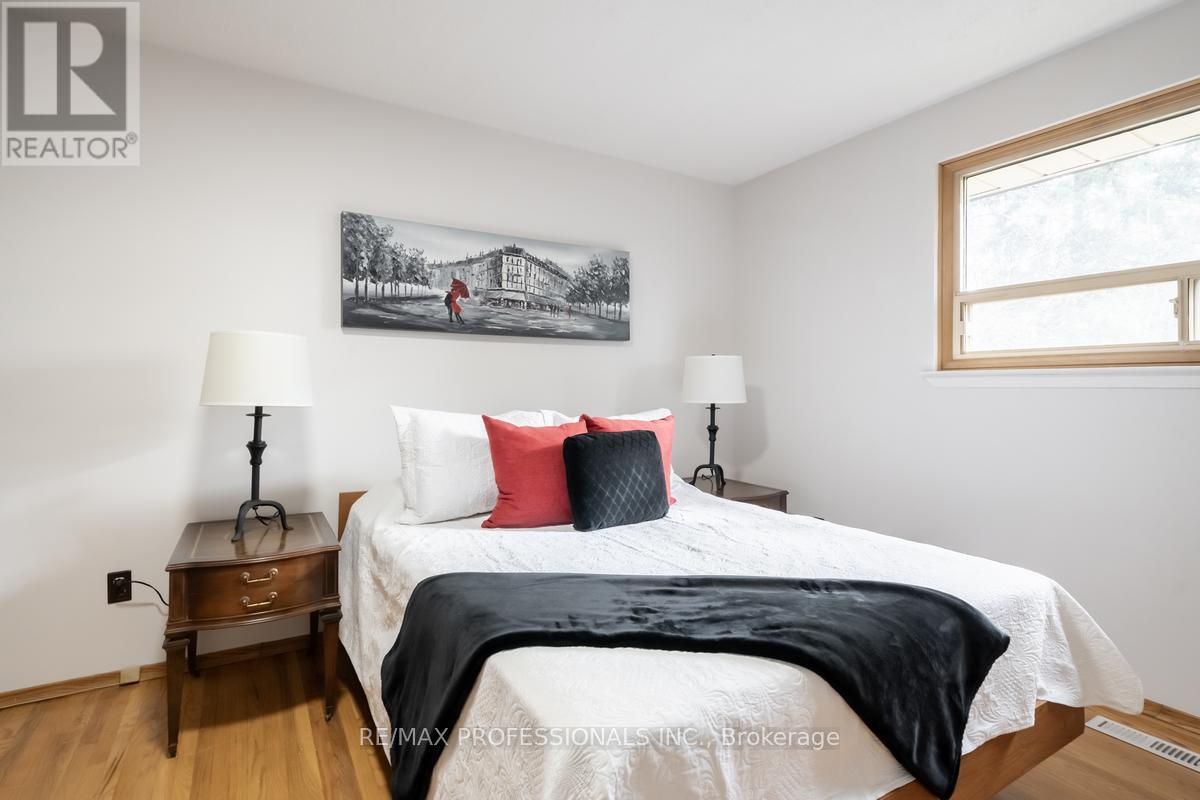 1275 Pallatine Drive, Oakville, Ontario  L6H 1Z1 - Photo 11 - W12556576