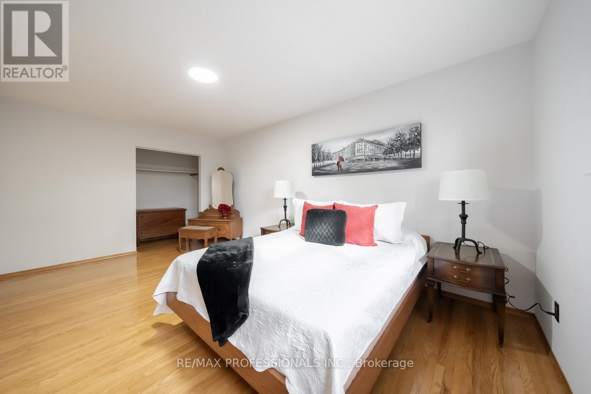 1275 Pallatine Drive, Oakville, Ontario  L6H 1Z1 - Photo 12 - W12556576