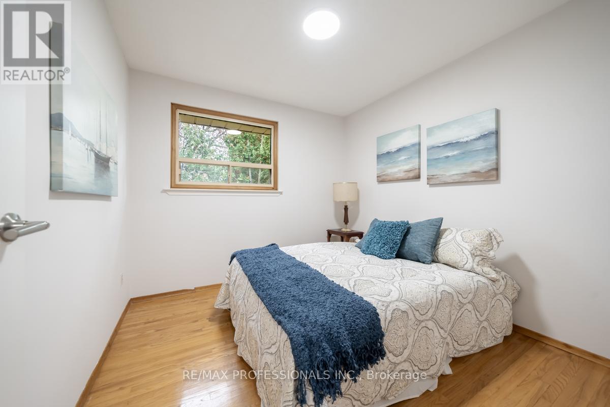 1275 Pallatine Drive, Oakville, Ontario  L6H 1Z1 - Photo 13 - W12556576