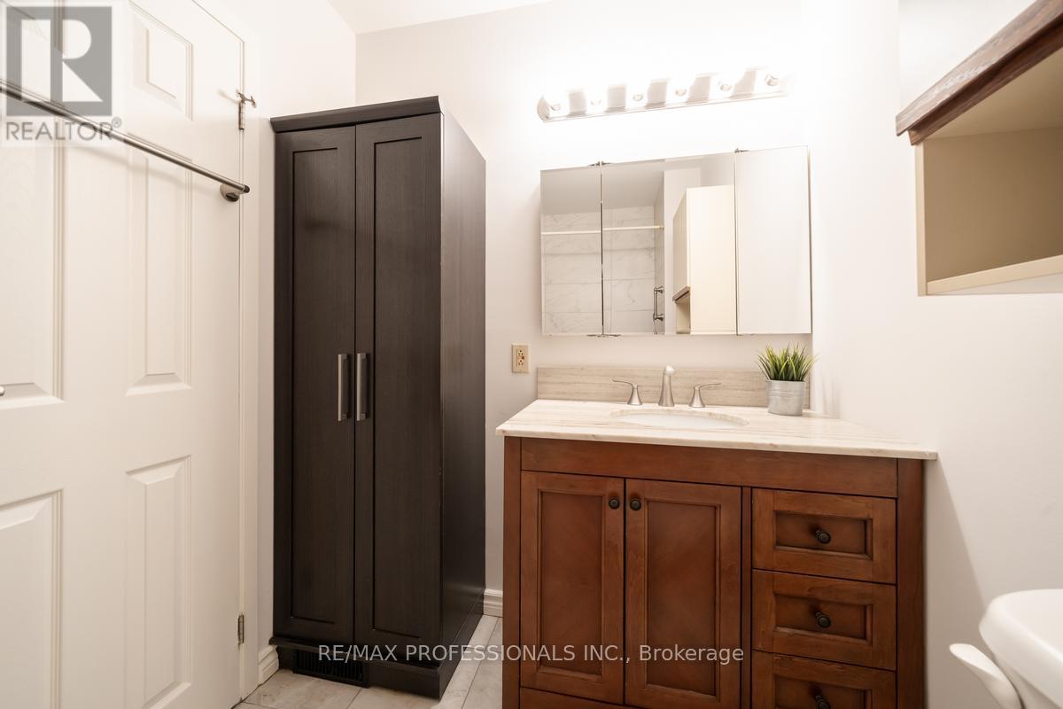 1275 Pallatine Drive, Oakville, Ontario  L6H 1Z1 - Photo 15 - W12556576