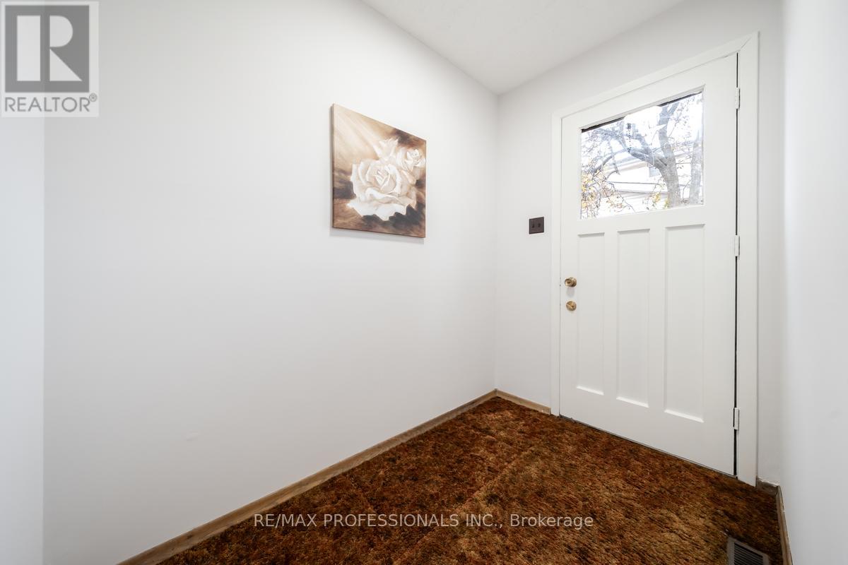 1275 Pallatine Drive, Oakville, Ontario  L6H 1Z1 - Photo 17 - W12556576