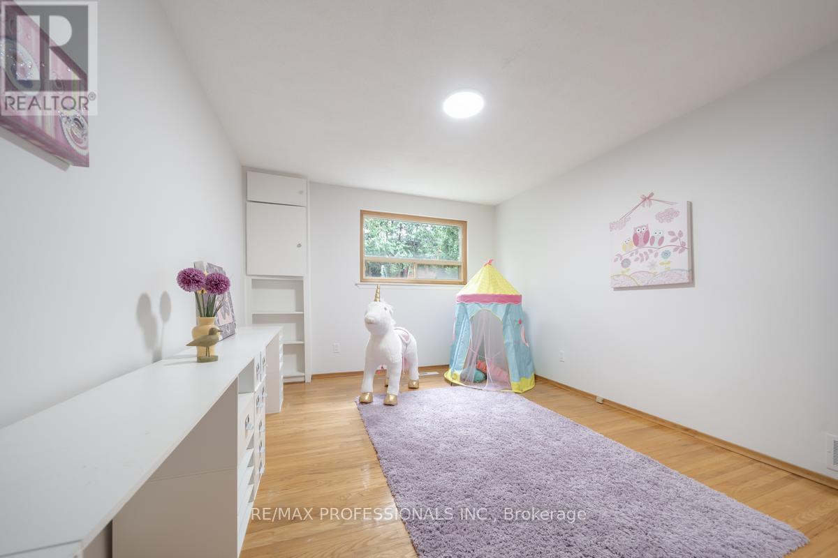 1275 Pallatine Drive, Oakville, Ontario  L6H 1Z1 - Photo 19 - W12556576