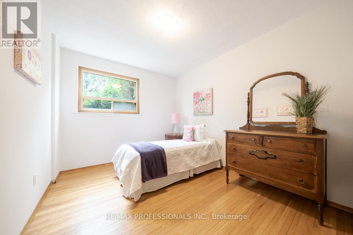 1275 Pallatine Drive, Oakville, Ontario  L6H 1Z1 - Photo 21 - W12556576