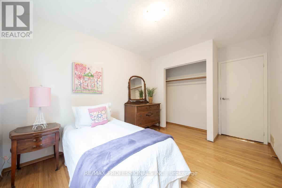 1275 Pallatine Drive, Oakville, Ontario  L6H 1Z1 - Photo 22 - W12556576