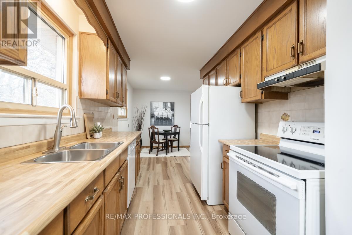 1275 Pallatine Drive, Oakville, Ontario  L6H 1Z1 - Photo 3 - W12556576