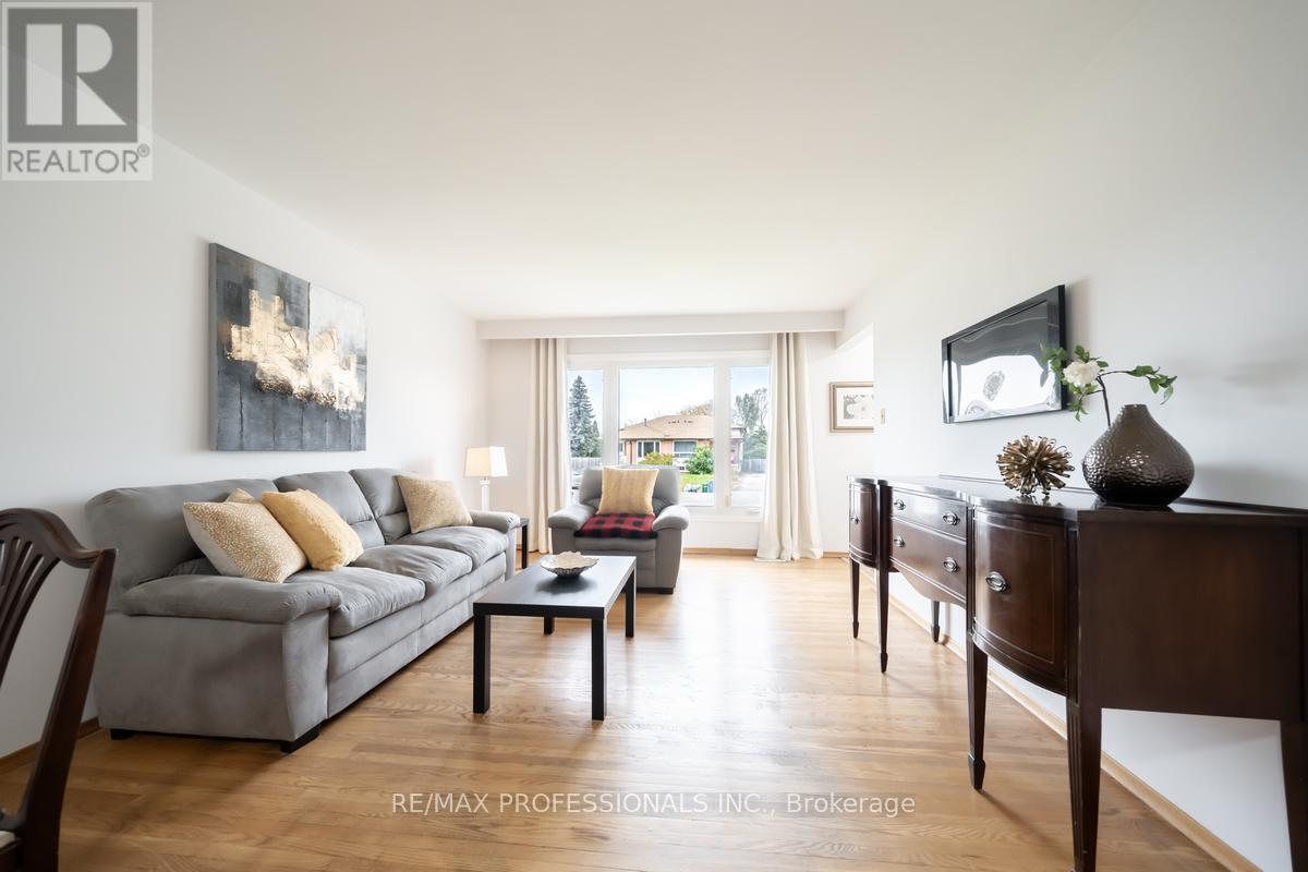 1275 Pallatine Drive, Oakville, Ontario  L6H 1Z1 - Photo 8 - W12556576