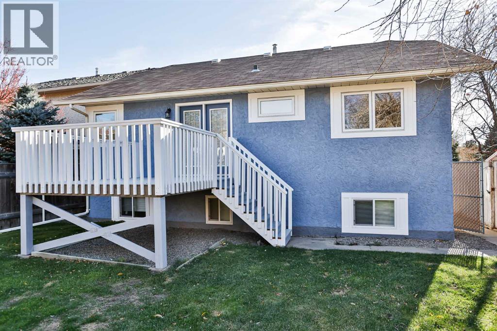 11 Wildwood Crescent W, Lethbridge, Alberta  T1K 6E1 - Photo 2 - A2267407