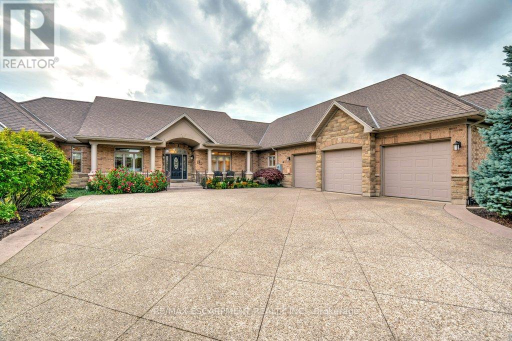 17 TEWS LANE, Hamilton, Ontario