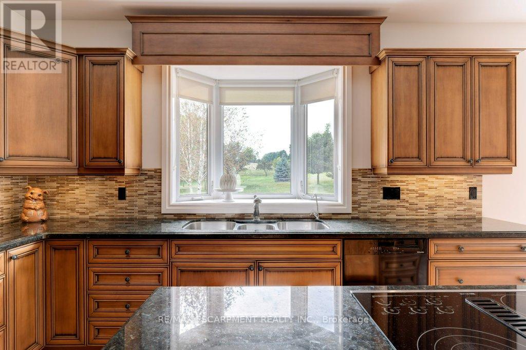 17 Tews Lane, Hamilton, Ontario  L9H 7N4 - Photo 11 - X12556546