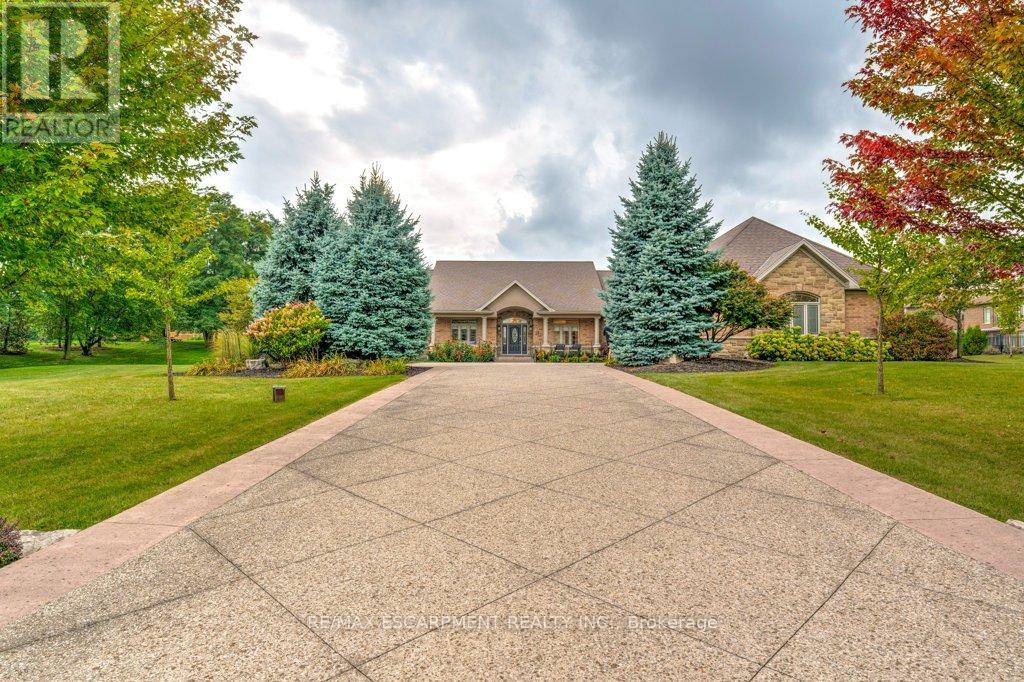 17 Tews Lane, Hamilton, Ontario  L9H 7N4 - Photo 2 - X12556546