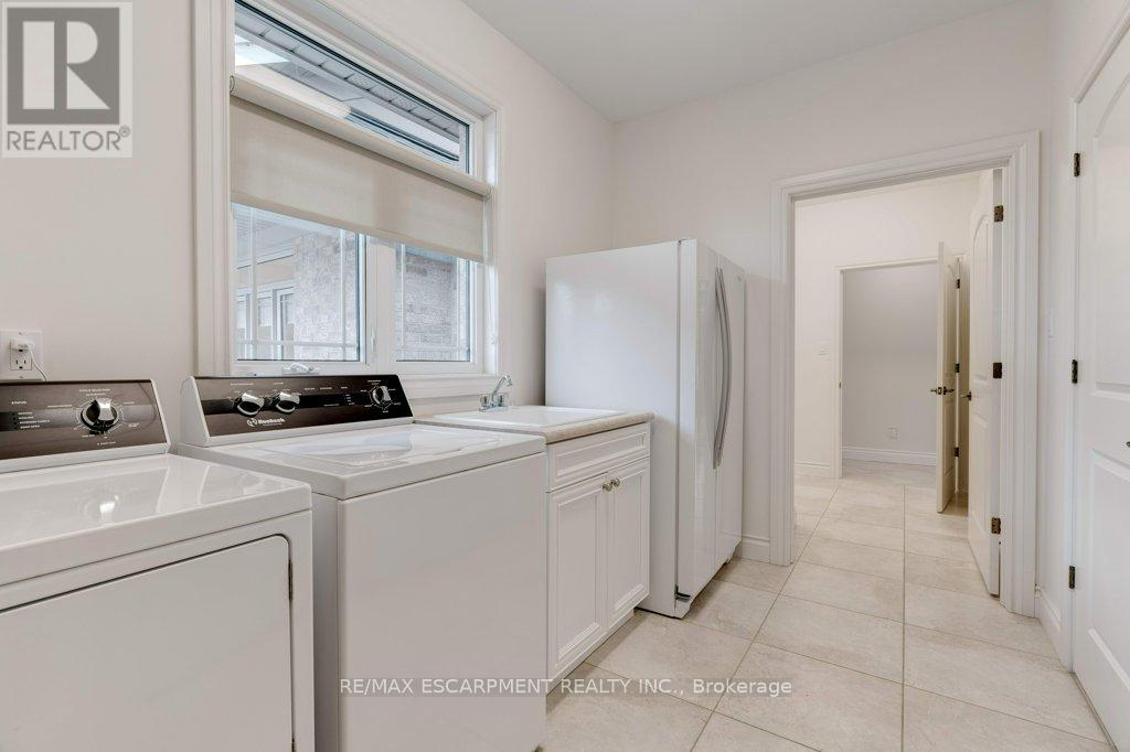 17 Tews Lane, Hamilton, Ontario  L9H 7N4 - Photo 29 - X12556546