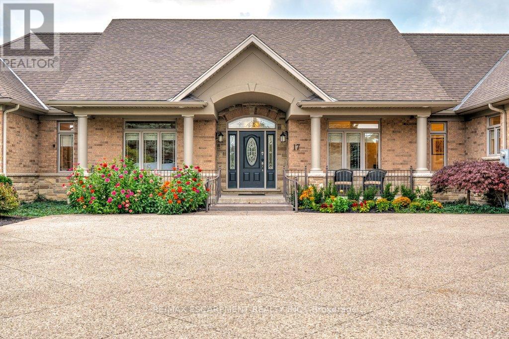 17 Tews Lane, Hamilton, Ontario  L9H 7N4 - Photo 3 - X12556546