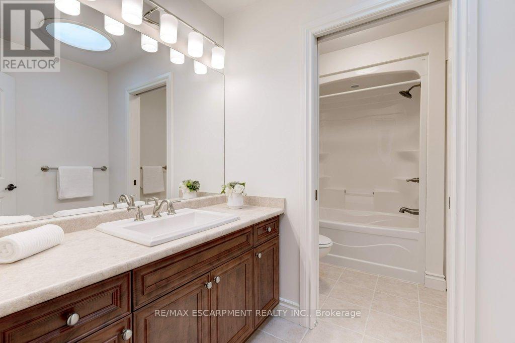 17 Tews Lane, Hamilton, Ontario  L9H 7N4 - Photo 35 - X12556546