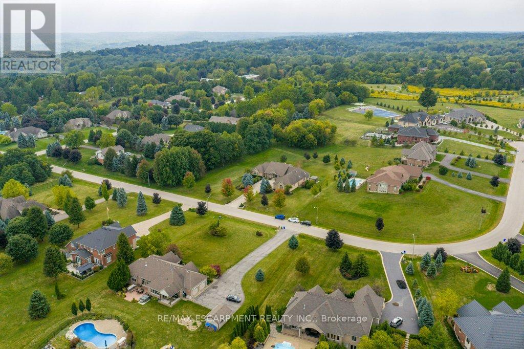 17 Tews Lane, Hamilton, Ontario  L9H 7N4 - Photo 45 - X12556546