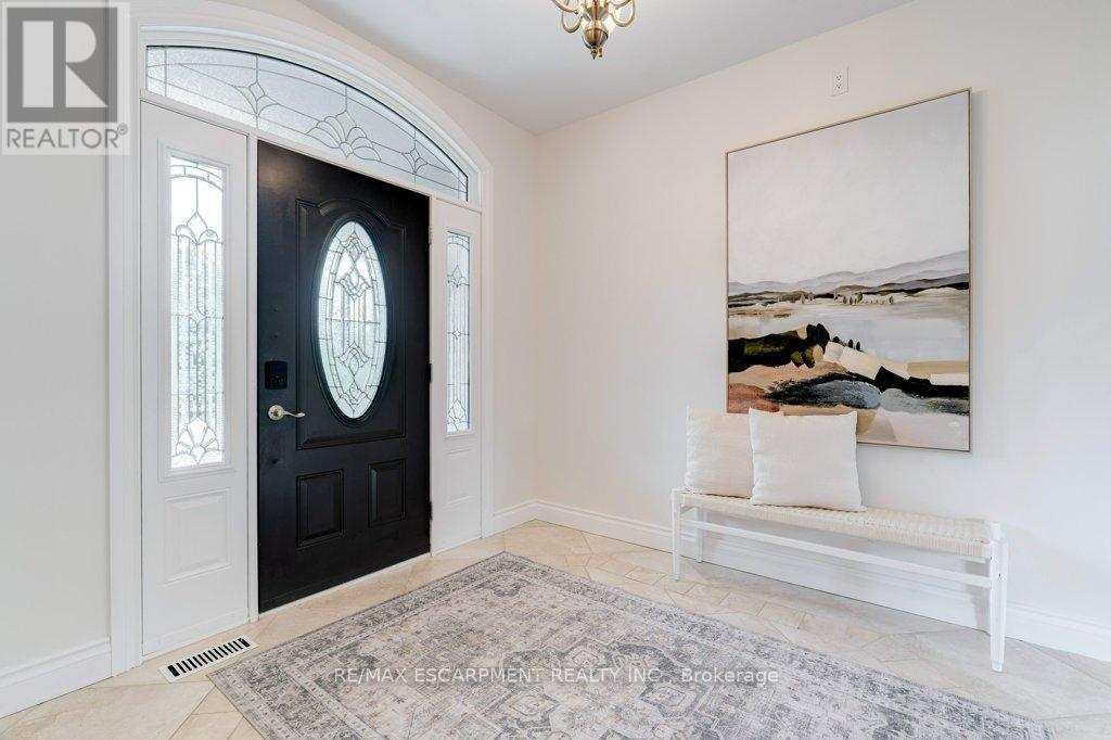 17 Tews Lane, Hamilton, Ontario  L9H 7N4 - Photo 5 - X12556546